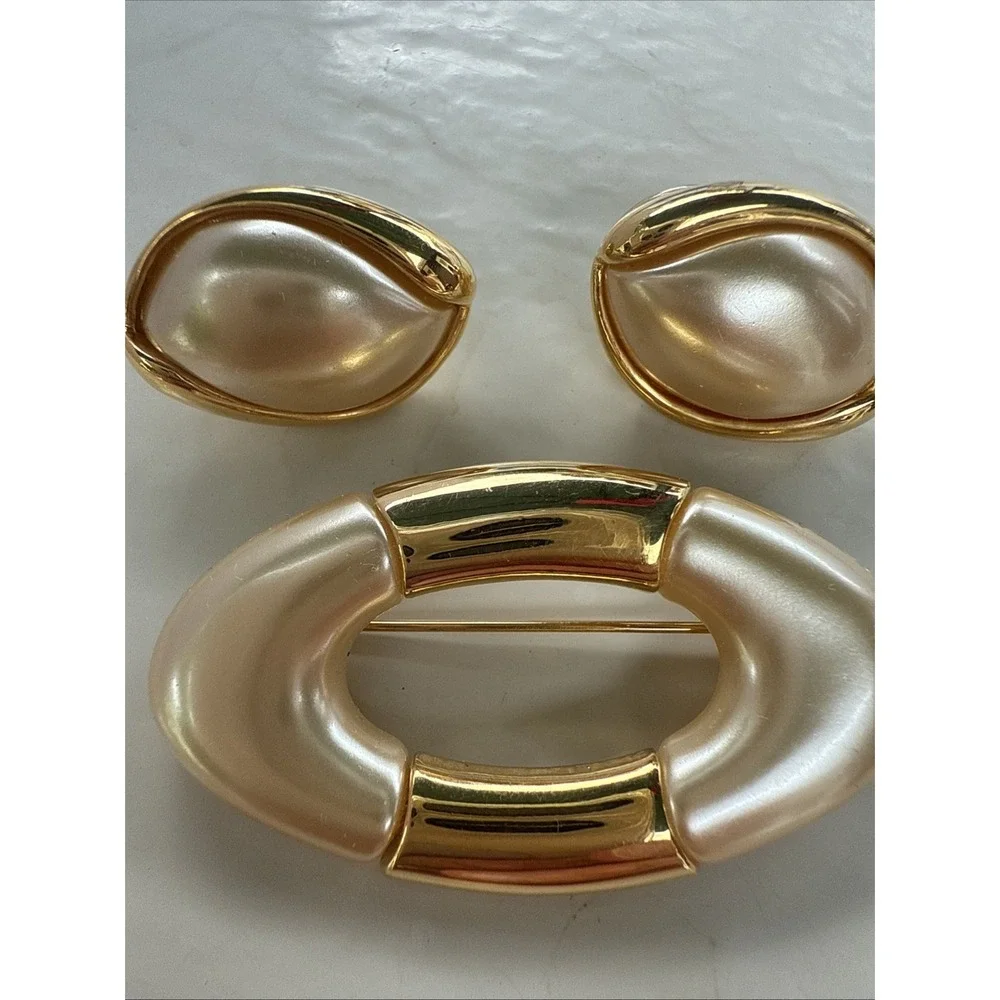 Vtg 60s Napier Oval Gold and Pearl Toned Resin Brooch Pin And Earring Set #155